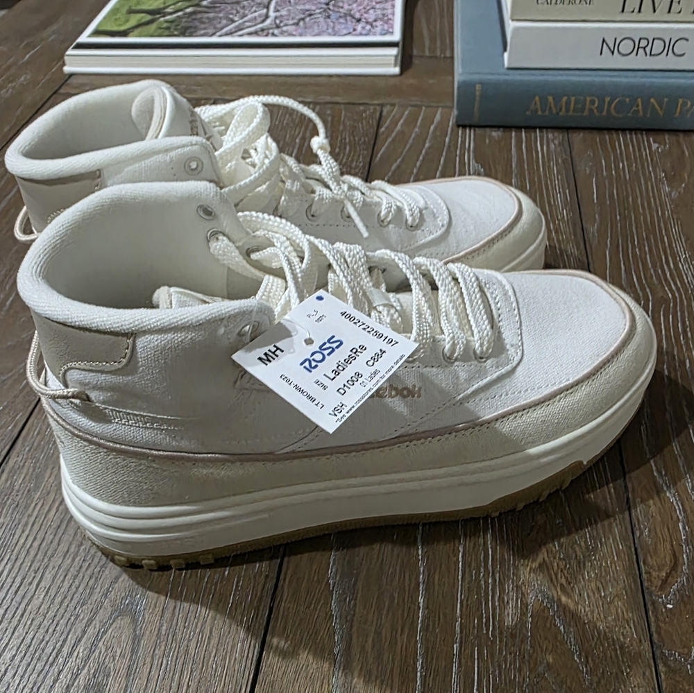 Reebok HighTop Sneakers, Womens Size 8.5, NWT